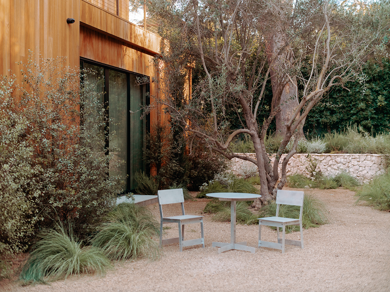 Outdoor setting with bistro table